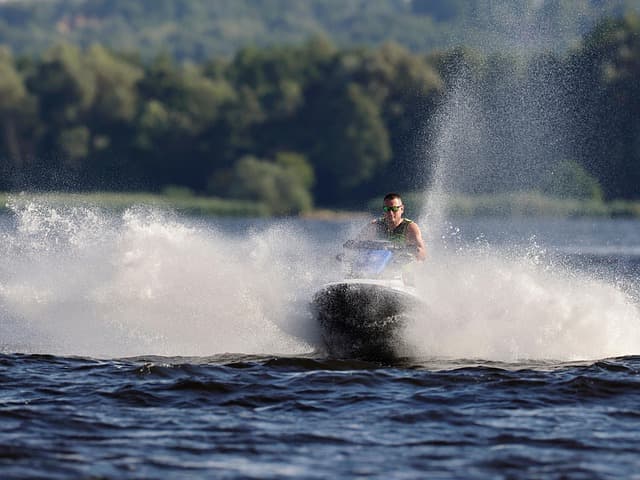 Les Sensations Fortes en Mer : Activités Aquatiques à Tester